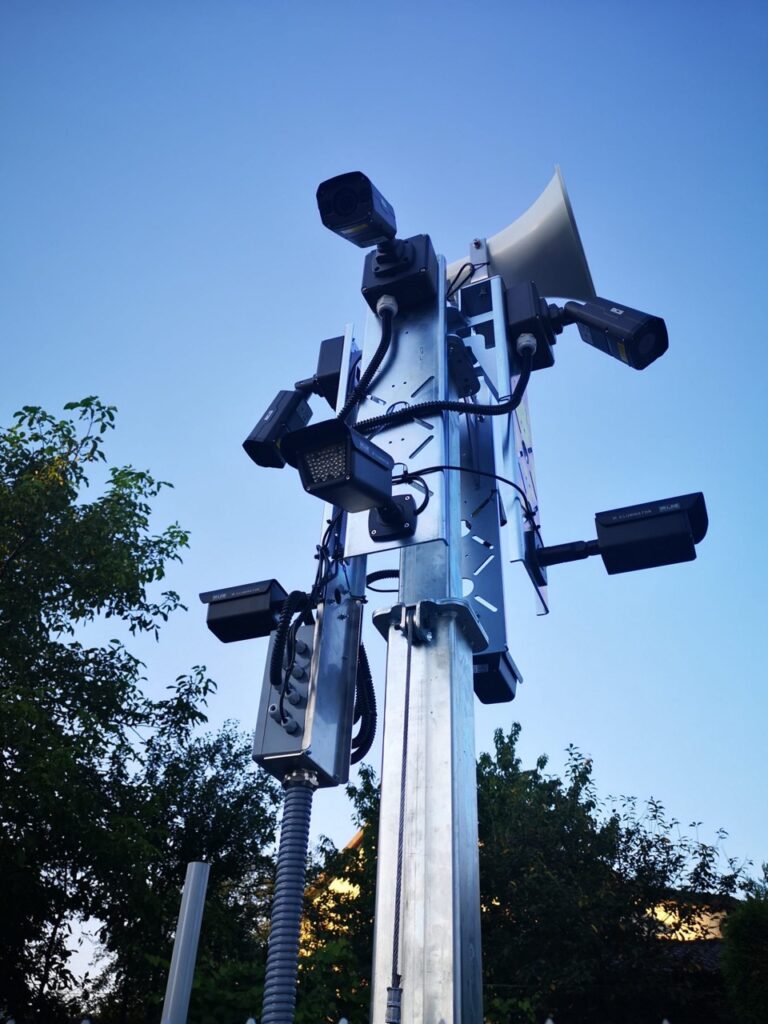 Jakie są zabezpieczenia przed kradzieżą mobilnego masztu teleskopowego?